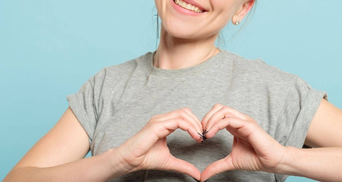 woman-hand-heart