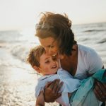 mom-carrying-son-xavier-mouton-photographie-unsplash