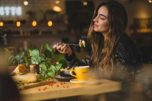 happy-woman-eating-nutritious-food-good-for-the-brain-by-pablo-merchan-montes-at-unsplash