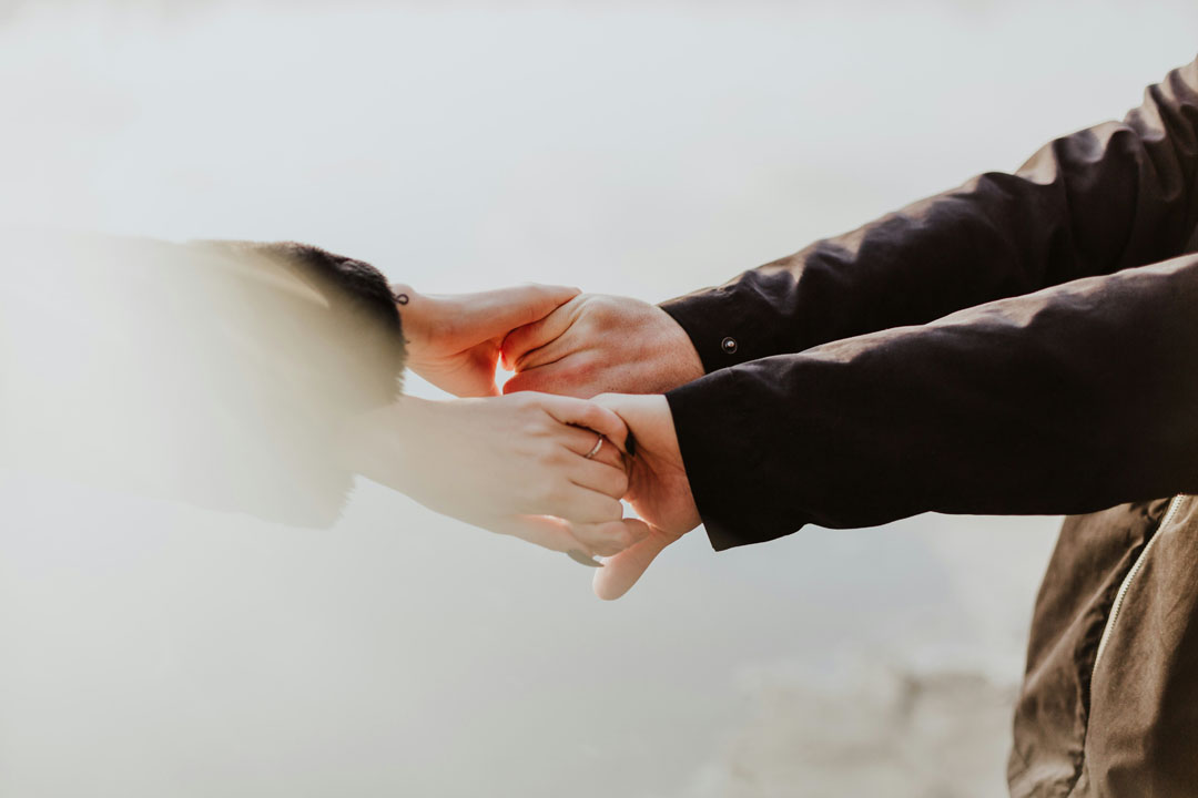couple-holding-hands-by-priscilla-du-preez-at-unsplash