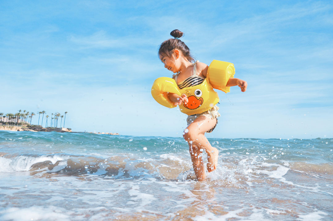 kid-dancing-sea-waves-leo-rivas-unsplash