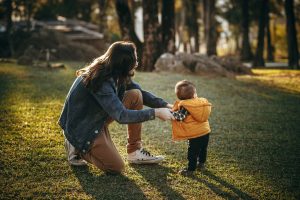 mom-and-toddler-bonding-by-helena-lopes-at-usplash