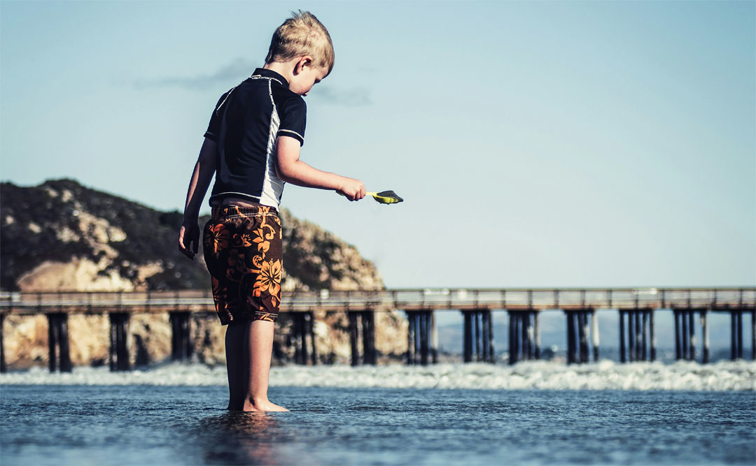 mom-and-child-walking-on-the-sunset-beach-by-tim-hufner-at-unsplash